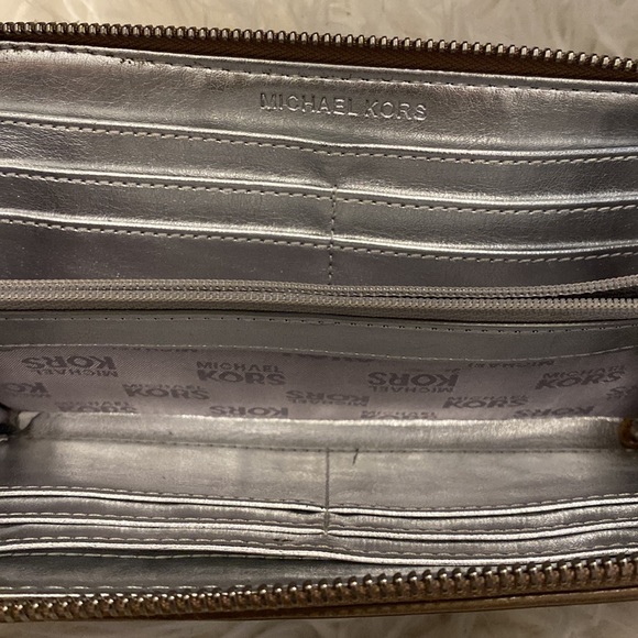 Michale Kors Zip Wallet. - Picture 3 of 3
